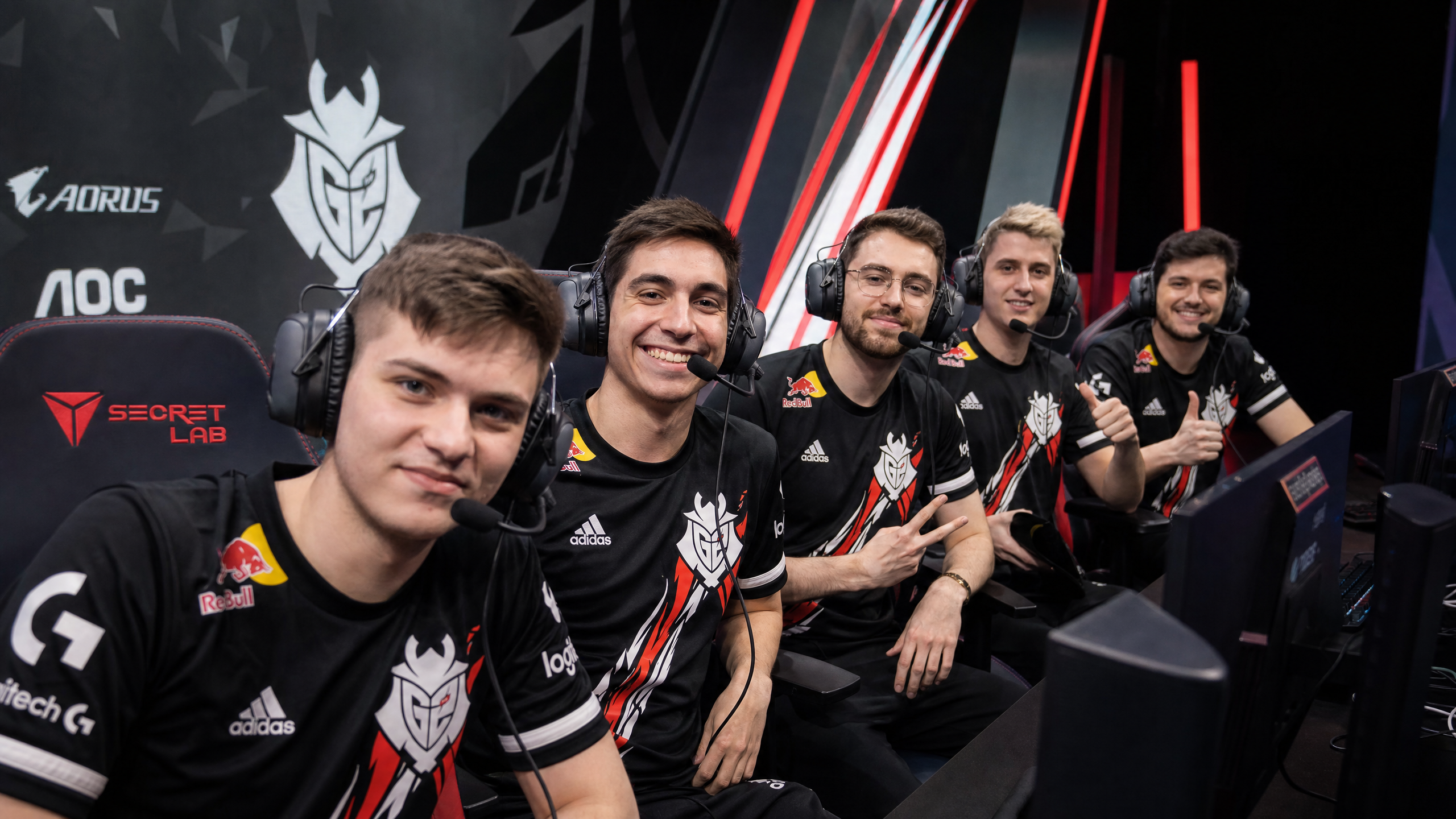Pixel Harbors esports team at gaming stations
